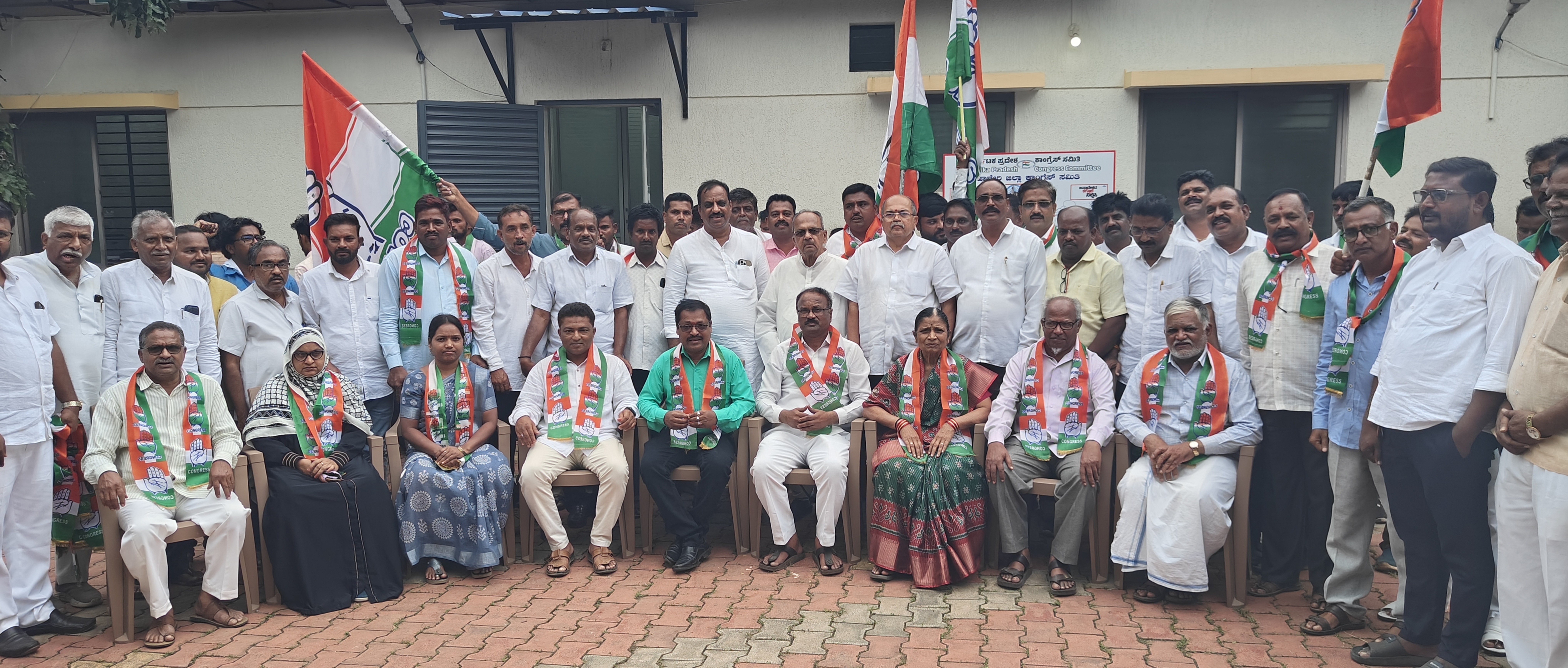 ಹಾವೇರಿಯಲ್ಲಿರುವ ಕಾಂಗ್ರೆಸ್ ಜಿಲ್ಲಾ ಕಚೇರಿಯಲ್ಲಿ ರಟ್ಟೀಹಳ್ಳಿ ಪಟ್ಟಣ ಪಂಚಾಯಿತಿಯ ನೂತನ 9 ಸದಸ್ಯರು (7 ಕಾಂಗ್ರೆಸ್–2 ಪಕ್ಷೇತರರು) ಮುಖಂಡರು– ಕಾರ್ಯಕರ್ತರ ಜೊತೆ ಸಾಮೂಹಿಕ ಫೋಟೊ ತೆಗೆಸಿಕೊಂಡರು