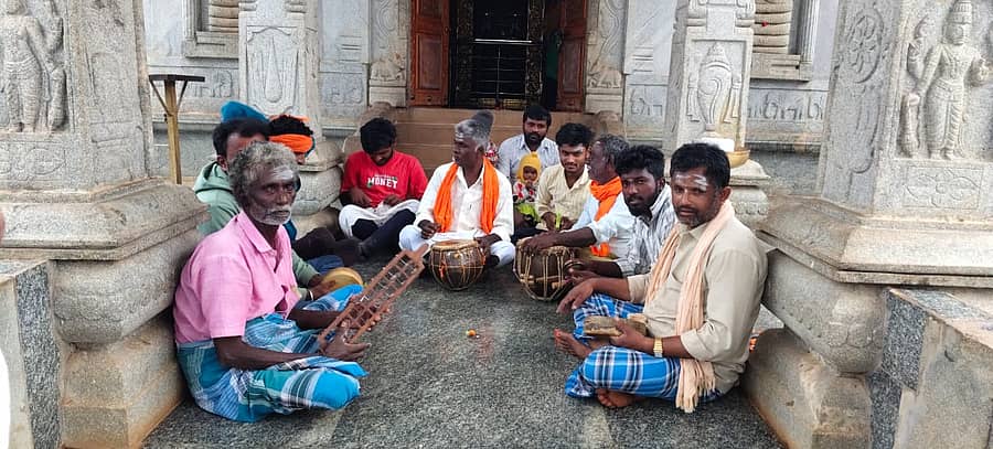 ದಾವಣಗೆರೆ ಜಿಲ್ಲೆಯ ಚನ್ನಗಿರಿ ಸಮೀಪದ ಮರವಂಜಿ ಗೊಲ್ಲರಹಟ್ಟಿಯಲ್ಲಿ ಸಾಮಾಜಿಕ, ಶೈಕ್ಷಣಿಕ ಸಮೀಕ್ಷೆ ಕುರಿತ ಭಜನೆ ಪದ ಹಾಡುತ್ತಿರುವ ಕಾಡುಗೊಲ್ಲ ಸಮುದಾಯದ ಸದಸ್ಯರು