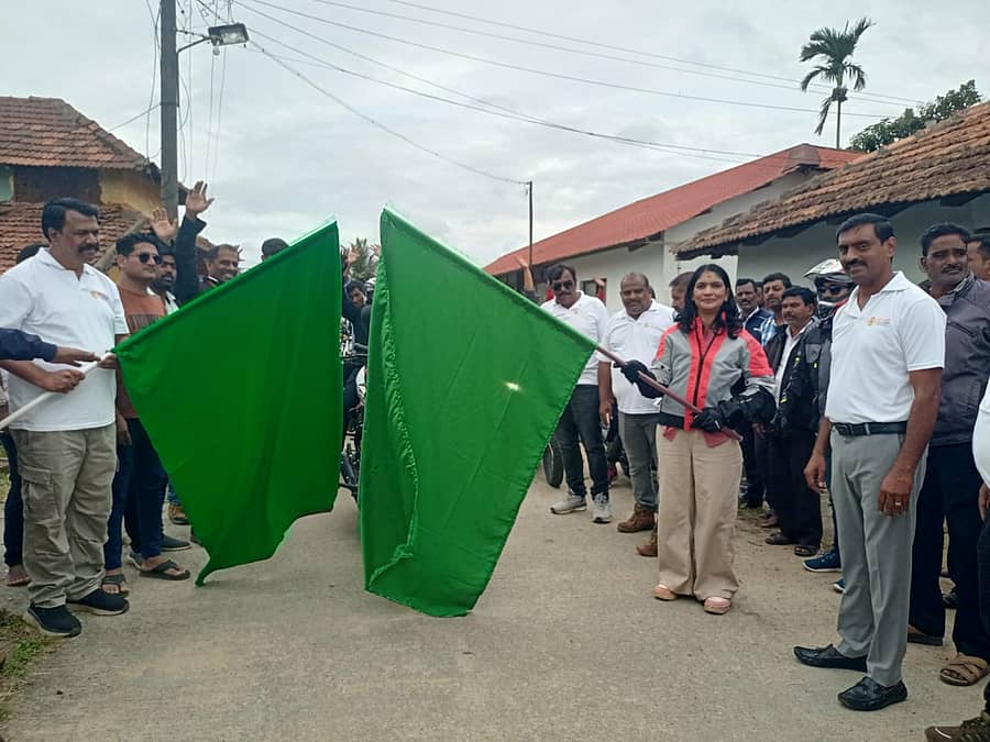 ಹಾಸನ ತಾಲ್ಲೂಕಿನ ದೊಡ್ಡ ಗದ್ದುವಳ್ಳಿ ದೇಗುಲದಿಂದ ಬೈಕ್‌ ಜಾಥಾಕ್ಕೆ ಜಿಲ್ಲಾಧಿಕಾರಿ ಕೆ.ಎಸ್. ಲತಾಕುಮಾರಿ ಚಾಲನೆ ನೀಡಿದರು.