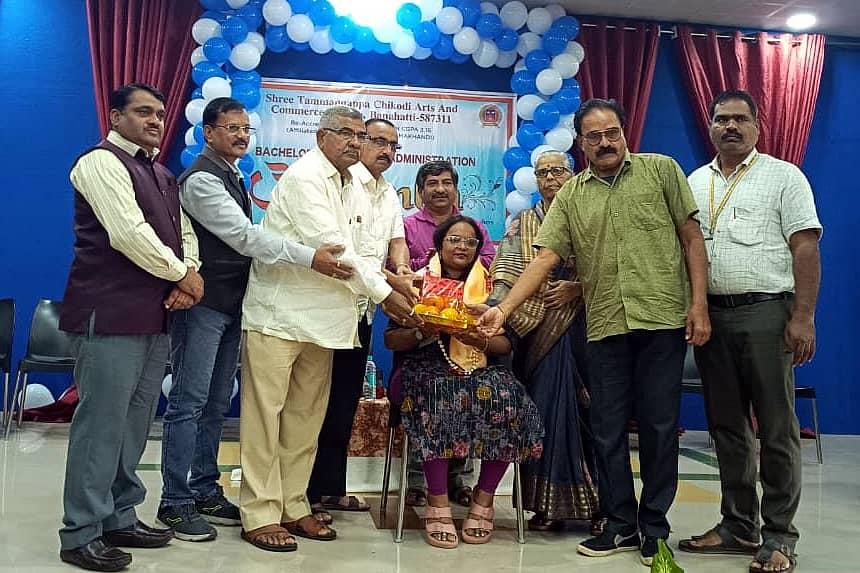 ಬನಹಟ್ಟಿಯಲ್ಲಿ ನಡೆದ ಎಸ್ಟಿಸಿ ಬಿಬಿಎ ಕಾಲೇಜಿನ ಪ್ರಥಮ ವರ್ಷದ ವಿದ್ಯಾರ್ಥಿಗಳ ಸ್ವಾಗತ ಕಾರ್ಯಕ್ರಮದಲ್ಲಿ ಹುಬ್ಭಳ್ಳಿಯ ಭಾರತೀಯ ಸ್ಟೇಟ್ ಬ್ಯಾಂಕ್ ವಿಭಾಗೀಯ ಕಾರ್ಯಾಲಯದ ಸಹಾಯಕ ವ್ಯವಸ್ಥಾಪಕಿ ರಶ್ಮಿ ಹೊಸಮನಿ ಅವರನ್ನು ಸನ್ಮಾನಿಸಲಾಯಿತು