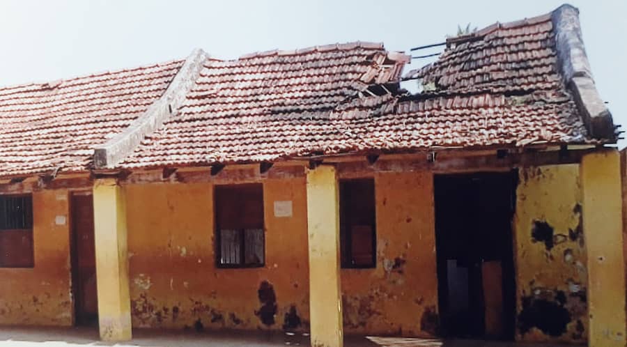 ಚಳ್ಳಕೆರೆ ತಾಲ್ಲೂಕಿನ ರೇಣುಕಾಪುರ ಗ್ರಾಮದಲ್ಲಿ ದುಃಸ್ಥಿತಿಯಲ್ಲಿರುವ ಸರ್ಕಾರಿ ಹಿರಿಯ ಪ್ರಾಥಮಿಕ ಶಾಲಾ ಕಟ್ಟಡ