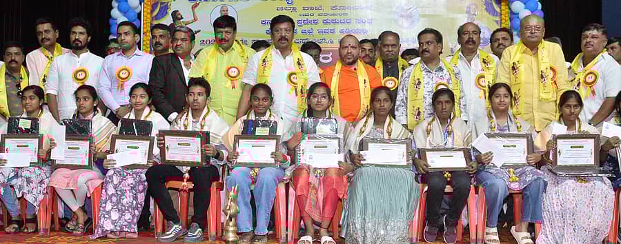 ಕೋಲಾರದಲ್ಲಿ ಭಾನುವಾರ ಜಿಲ್ಲಾ ಕನಕ ನೌಕರರ ಸಂಘ ಹಮ್ಮಿಕೊಂಡಿದ್ದ ಕಾರ್ಯಕ್ರಮದಲ್ಲಿ ಸ್ವಾಮೀಜಿ ಹಾಗೂ ಗಣ್ಯರು ಸಮುದಾಯದ ವಿದ್ಯಾರ್ಥಿಗಳನ್ನು ಸತ್ಕರಿಸಿದರು