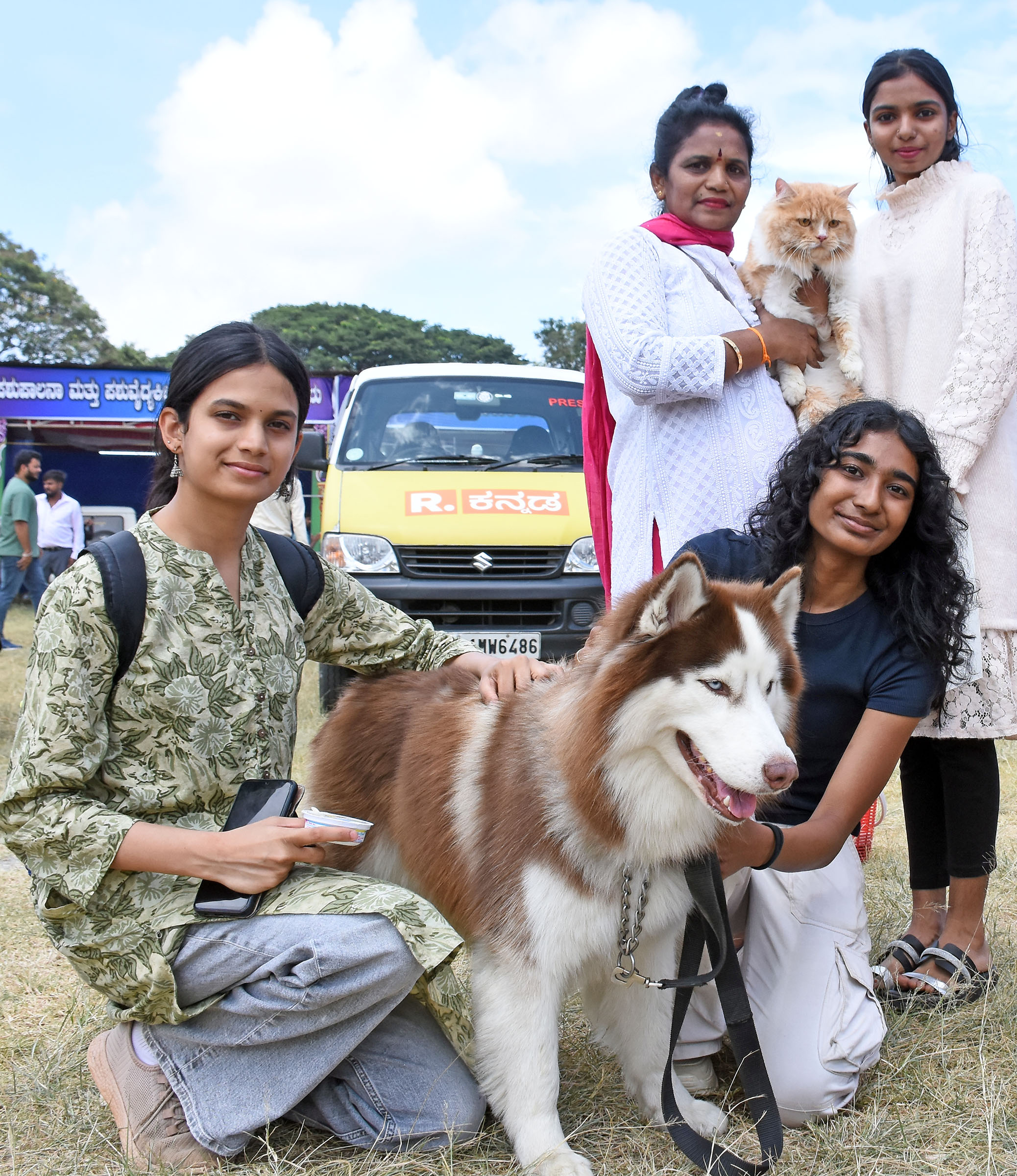 ತಮ್ಮ ಅಕ್ಕರೆಯ ಪ್ರಾಣಿಗಳನ್ನು ತೋರಿದ ಯುವತಿಯರು