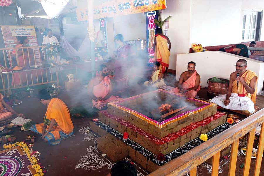 ಬಾಳೆಹೊನ್ನೂರಿನ ದುರ್ಗಾದೇವಿ ನವರಾತ್ರಿ ಪೂಜಾ ಸಮಿತಿಯ ವತಿಯಿಂದ ದುರ್ಗಾ ಮಹೋತ್ಸವದ ಅಂಗವಾಗಿ ಚಂಡಿಕಾ ಹೋಮ ನಡೆಸಲಾಯಿತು