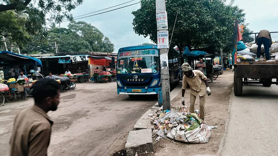 <div class="paragraphs"><p>ಗೌರಿಬಿದನೂರು ತಾಲ್ಲೂಕು ಕೇಂದ್ರದಲ್ಲಿ ಖಾಸಗಿ ಬಸ್ ನಿಲ್ದಾಣ ಇಲ್ಲ.</p></div>