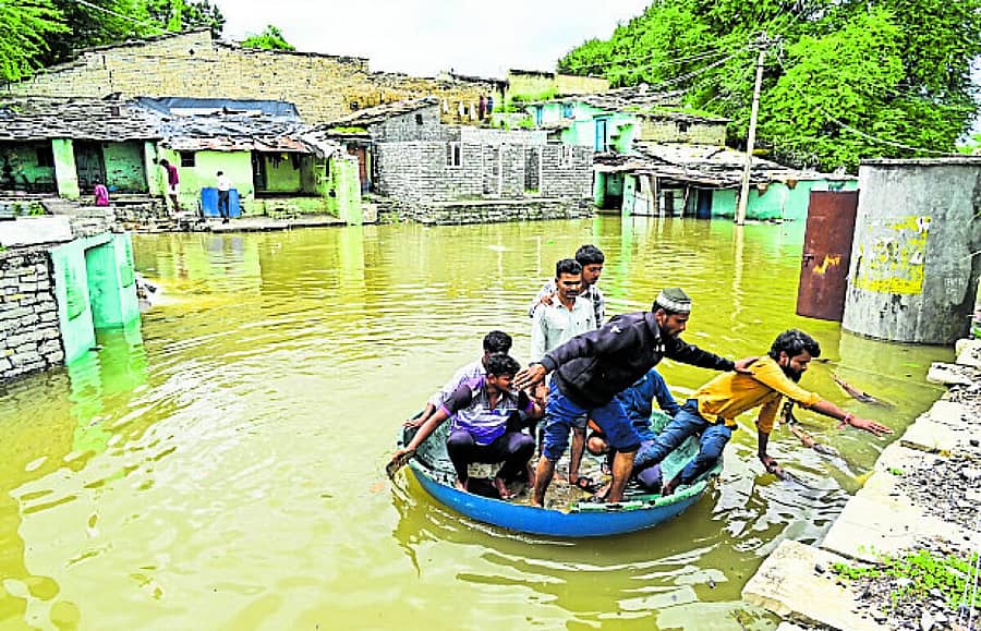 <div class="paragraphs"><p>ಜೇವರ್ಗಿ ತಾಲ್ಲೂಕಿನ ಕೋಬಾಳ ಗ್ರಾಮದಲ್ಲಿ ಭಾನುವಾರ ಭೀಮಾ ನದಿಯ ಪ್ರವಾಹ ಬಂದಿದ್ದರಿಂದ ನೆರೆ ಸಂತ್ರಸ್ತರನ್ನು ತೆಪ್ಪದ ಮೂಲಕ ಭಾನುವಾರ ಕರೆತರಲಾಯಿತು</p></div>