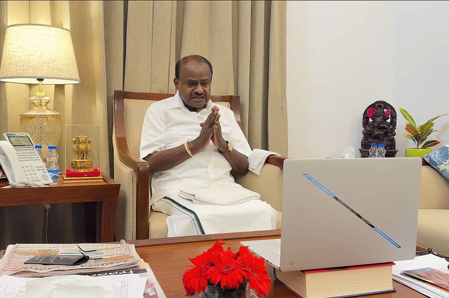 ರಾಮನಗರ ತಾಲ್ಲೂಕಿನ ಬಿಡದಿಯಲ್ಲಿ ಗ್ರೇಟರ್ ಬೆಂಗಳೂರು ಸಮಗ್ರ ಉಪನಗರ (ಜಿಬಿಐಟಿ) ಯೋಜನೆ ವಿರೋಧಿಸಿ, ಭೈರಮಂಗಲದಲ್ಲಿ ಭಾನುವಾರ ಜೆಡಿಎಸ್ ಹಮ್ಮಿಕೊಂಡಿದ್ದ ಪ್ರತಿಭಟನಾ ಸಭೆ ಉದ್ದೇಶಿಸಿ ಕೇಂದ್ರ ಸಚಿವ ಎಚ್.ಡಿ. ಕುಮಾರಸ್ವಾಮಿ ಅವರು, ನವದೆಹಲಿಯಿಂದ ವಿಡಿಯೊ ಕಾನ್ಫರೆನ್ಸ್ ಮೂಲಕ ಮಾತನಾಡಿದರು