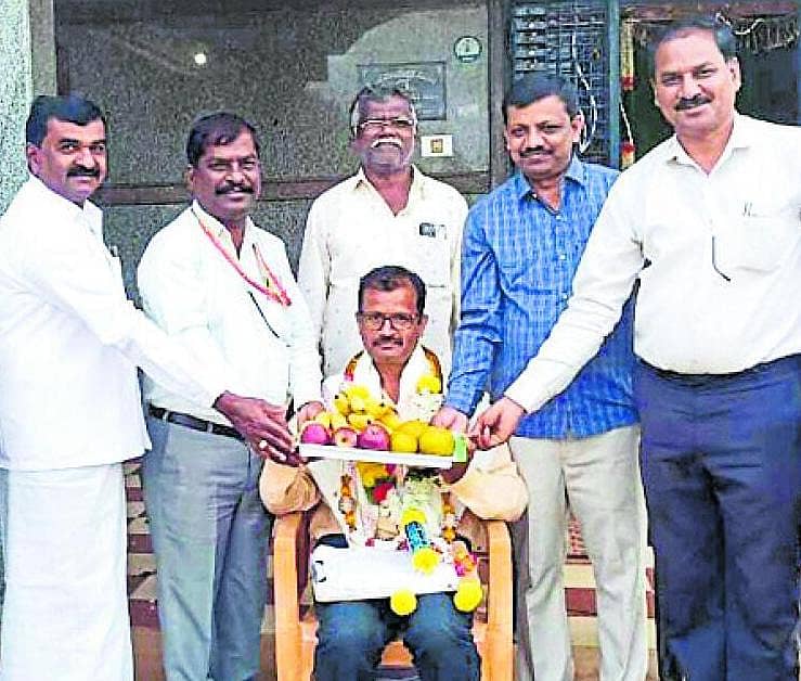 <div class="paragraphs"><p>ಹೊಳಲ್ಕೆರೆಯಲ್ಲಿ ಶಿಕ್ಷಕ ಎನ್.ಸಿ.ಬಸವಕುಮಾರ್ ಅವರನ್ನು ತಹಶೀಲ್ದಾರ್ ವಿಜಯಕುಮಾರ್ ಸನ್ಮಾನಿಸಿದರು</p></div>