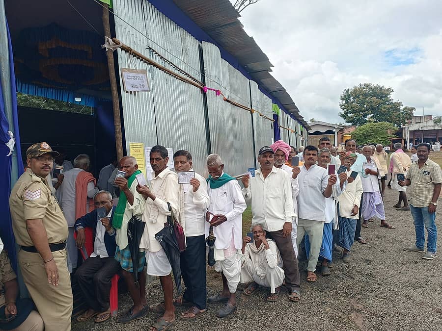 ಎಂ.ಕೆ.ಹುಬ್ಬಳ್ಳಿಯ ಮಲಪ್ರಭಾ ಸಹಕಾರ ಸಕ್ಕರೆ ಕಾರ್ಖಾನೆ ಆಡಳಿತ ಮಂಡಳಿ ನಿರ್ದೇಶಕ ಸ್ಥಾನಗಳಿಗೆ ಭಾನುವಾರ ನಡೆದ ಚುನಾವಣೆಯಲ್ಲಿ ಸರತಿಯಲ್ಲಿ ನಿಂತು ಮತ ಚಲಾಯಿಸಿದರು