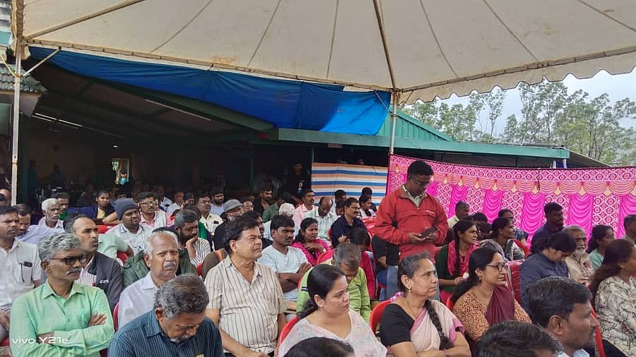 ಕಳಸ ತಾಲ್ಲೂಕಿನ ಕುದುರೆಮುಖದ ಕೆಂಗನಕೊಂಡದಲ್ಲಿ ಭಾನುವಾರ ಆರಂಭಗೊಂಡ ಸಂಘಟನಾ ಶಿಬಿರದಲ್ಲಿ ಪಾಲ್ಗೊಂಡಿದ್ದ ಜನ