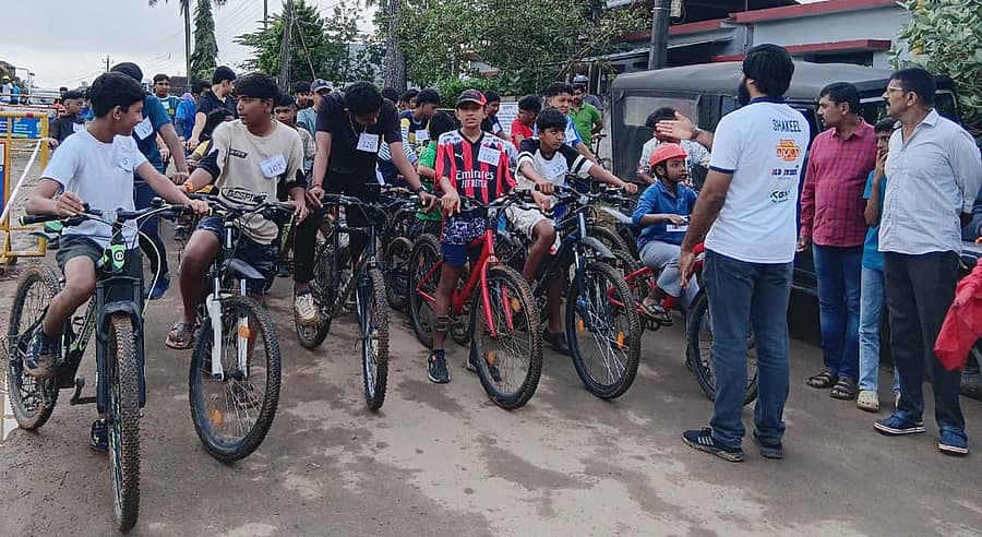 ಗೋಣಿಕೊಪ್ಪಲು ಯುವ ದಸರಾ ಅಂಗವಾಗಿ ನಡೆದ ಬೈಸಿಕಲ್ ರೇಸ್‌ನಲ್ಲಿ ಪಾಲ್ಗೊಂಡಿದ್ದ ಯುವಕರು