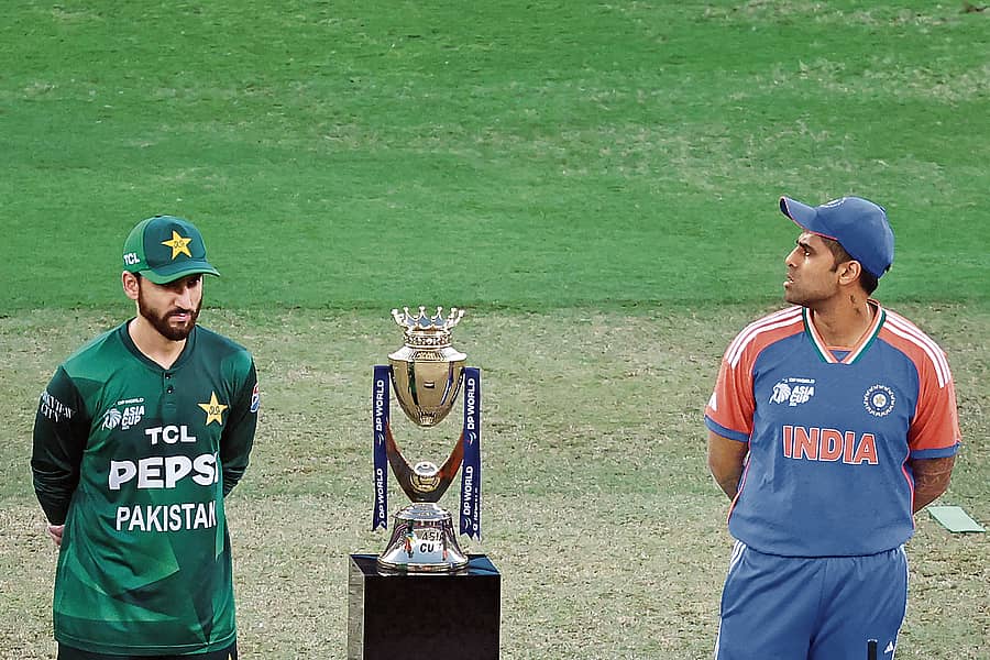 ಭಾರತ ತಂಡದ ನಾಯಕ ಸೂರ್ಯಕುಮಾರ್ ಯಾದವ್ ಹಾಗೂ ಪಾಕಿಸ್ತಾನ ತಂಡದ ನಾಯಕ ಸಲ್ಮಾನ್ ಆಘಾ ಅವರು ಪಂದ್ಯ ಆರಂಭಕ್ಕೂ ಮುನ್ನ ಟ್ರೋಫಿ ಜೊತೆಗೆ ಫೋಟೊ ತೆಗೆಸಿಕೊಂಡರು