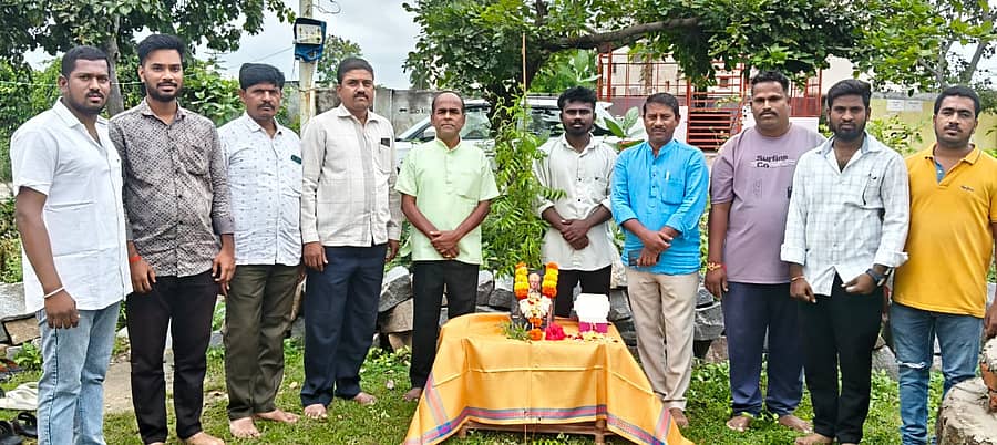 ರಾಯಚೂರಿನ ಐಡಿಎಸ್ಎಂಟಿ ಬಡಾವಣೆಯ ಆಂಜನೇಯ ದೇವಸ್ಥಾನದ ಆವರಣದಲ್ಲಿ ನಡೆದ ಭಗತ್ಸಿಂಗ್ ಜನ್ಮದಿನಾಚರಣೆ ಕಾರ್ಯಕ್ರಮದಲ್ಲಿ ವೆಂಕಟೇಶ ಬೇವಿನಬೆಂಚಿ, ವಿ.ಜಿ.ಬಾವಲತ್ತಿ, ಬಂಡೇಶ್ ವಾಲ್ಕ್ಮದಿನ್ನಿ, ವಿನಾಯಕ ಚಲವಾದಿ, ಗೌತಮ ಪಾಲ್ಗೊಂಡಿದ್ದರು