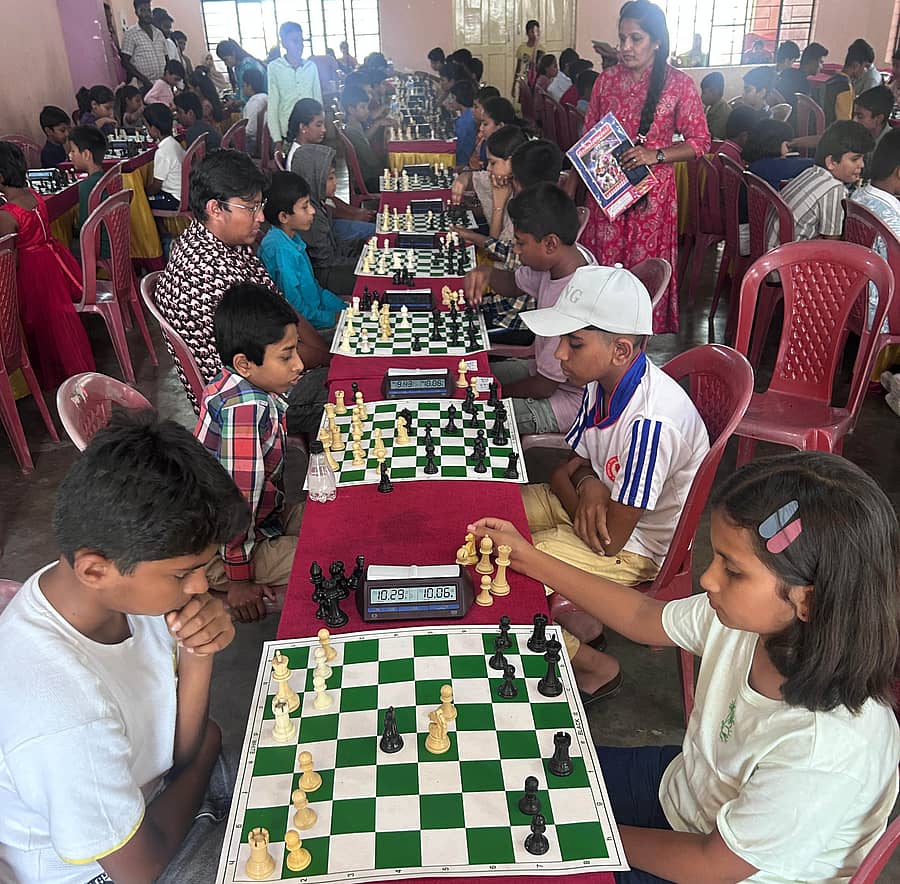 ಶ್ರೀರಂಗಪಟ್ಟಣದ ರಂಗನಾಥ ಕಲ್ಯಾಣ ಮಂಟಪದಲ್ಲಿ, ದಸರಾ ಉತ್ಸವದ ನಿಮಿತ್ತ ಯುವ ಸಬಲೀಕರಣ ಮತ್ತು ಕ್ರೀಡಾ ಇಲಾಖೆ ಹಾಗೂ ಮಂಡ್ಯ ಚೆಸ್ ಅಕಾಡೆಮಿ ಸಹಯೋಗದಲ್ಲಿ ಭಾನುವಾರ ಚೆಸ್ ಟೂರ್ನಿ ನಡೆಯಿತು