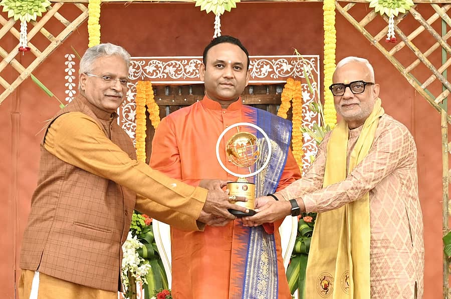 <div class="paragraphs"><p> ಲೋಕಾಯುಕ್ತ ನ್ಯಾ. ಬಿ.ಎಸ್.ಪಾಟೀಲ್ ಮತ್ತು ಭಾರತ ಸರ್ಕಾರದ ಮಾಜಿ ವಿತ್ತ ಕಾರ್ಯದರ್ಶಿ, ಹಸ್ಮುಕ್ ಅಧಿಯಾ ಪಾಲ್ಗೊಂಡಿದ್ದರು.</p></div>