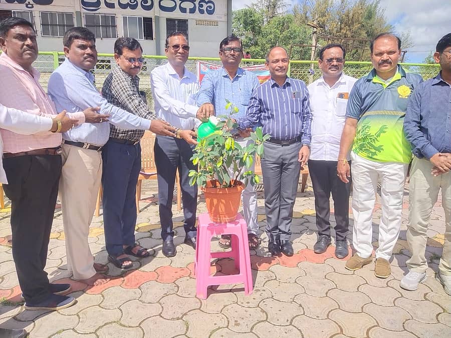 ವಿಜಯಪುರ ನಗರದ ಡಾ.ಬಿ.ಆರ್.ಅಂಬೇಡ್ಕರ್ ಕ್ರೀಡಾಂಗಣದಲ್ಲಿ ಕಲ್ಯಾಣ ಕರ್ನಾಟಕ ರಸ್ತೆ ಸಾರಿಗೆ ನಿಗಮದಿಂದ ಇತ್ತೀಚೆಗೆ ಹಮ್ಮಿಕೊಂಡಿದ್ದ ವಿಭಾಗ ಮಟ್ಟದ ಕ್ರೀಡಾಕೂಟ ಹಾಗೂ ಸಾಂಸ್ಕೃತಿಕ ಕಾರ್ಯಕ್ರಮಕ್ಕೆ ಹೆಚ್ಚುವರಿ ಜಿಲ್ಲಾಧಿಕಾರಿ ಸೋಮಲಿಂಗ ಗೆಣ್ಣೂರ, ವಿಭಾಗೀಯ ನಿಯಂತ್ರಣಾಧಿಕಾರಿ ನಾರಾಯಣಪ್ಪ ಕುರುಬರ ಚಾಲನೆ ನೀಡಿದರು 