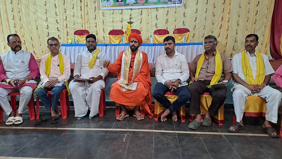 ಸೊರಬ ಪಟ್ಟಣದ ಆಲೇಕಲ್ ಸಭಾಂಗಣದಲ್ಲಿ ಭಾನುವಾರ ರಾಷ್ಟ್ರೀಯ ಈಡಿಗ ಮಹಾ ಮಂಡಳಿಯ ಸಭೆ ನಡೆಯಿತು