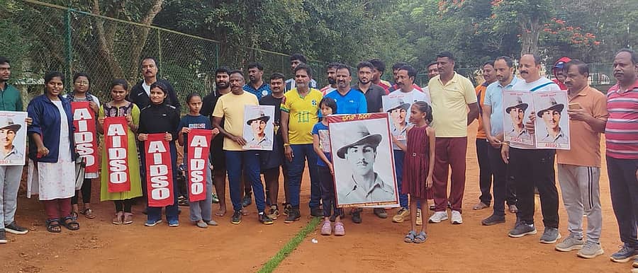 ಹಾಸನದ ಜಿಲ್ಲಾ ಕ್ರೀಡಾಂಗಣದಲ್ಲಿ ಸಾರ್ವಜನಿಕರೊಂದಿಗೆ ಭಗತ್‌ ಸಿಂಗ್ ಜನ್ಮದಿನ ಆಚರಿಸಲಾಯಿತು