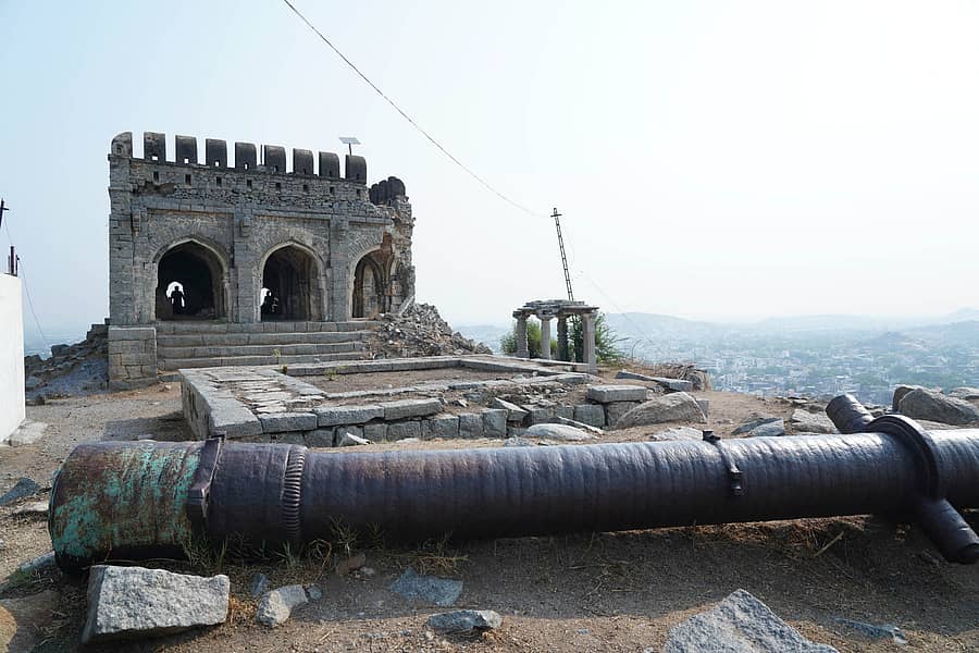 ರಾಯಚೂರಿನ ಗುಬ್ಬೇರ ಬೆಟ್ಟದ ಮೇಲಿನ ಸ್ಮಾರಕ ಹಾಗೂ ದೊಡ್ಡ ತೋಪು