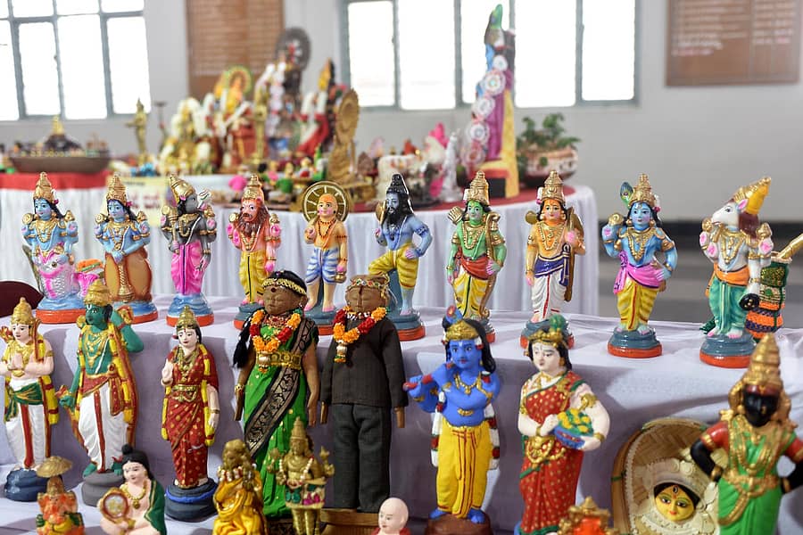 ಚಿಕ್ಕಮಗಳೂರಿನ ರಂಗಣ್ಣನವರ ಛತ್ರದಲ್ಲಿ ಆಯೋಜಿಸಿರುವ ಸಾಮೂಹಿಕ ಬೊಂಬೆ ಪ್ರದರ್ಶನ