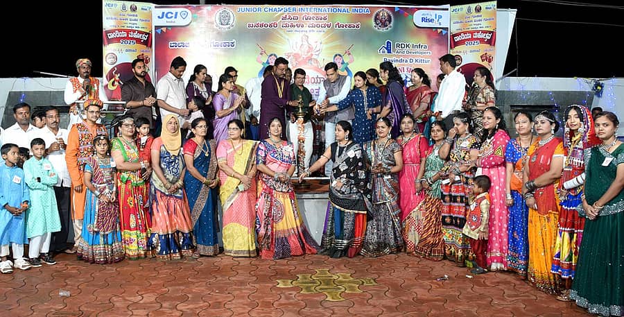 ಗೋಕಾಕದ ಶುಭಂ ಗಾರ್ಡನ್ನಲ್ಲಿ ಆಯೋಜಿಸಿದ್ದ 9ನೇ ವರ್ಷದ ದಾಂಡಿಯಾ ಮಹೋತ್ಸವ ಕಾರ್ಯಕ್ರಮವನ್ನು ಪ್ರಧಾನ ಹಿರಿಯ ದಿವಾಣಿ ನ್ಯಾಯಾಧಿಶ ಉಮೇಶ ಆತ್ನುರೆ ಉದ್ಘಾಟಿಸಿದರು