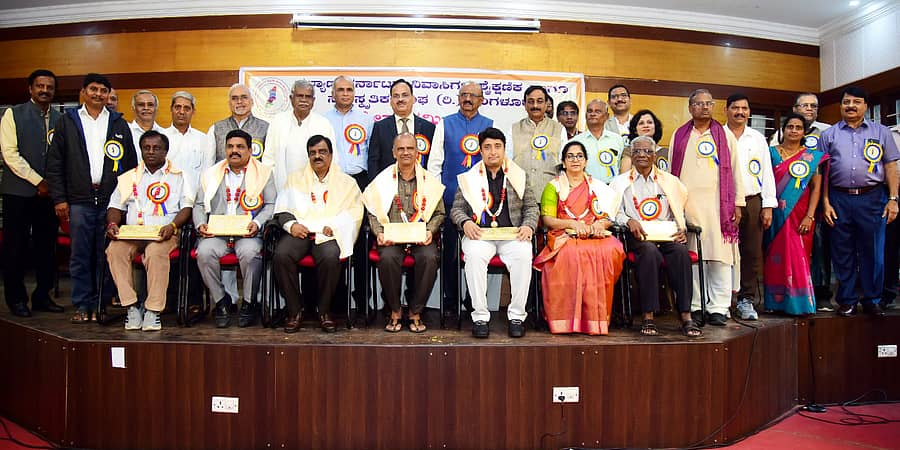 ಕಲ್ಯಾಣ ಕರ್ನಾಟಕ ನಿವಾಸಿಗಳ ಶೈಕ್ಷಣಿಕ ಹಾಗೂ ಸಾಂಸ್ಕೃತಿಕ ಸಂಘ ಭಾನುವಾರ ಆಯೋಜಿಸಿದ್ದ ಕಾರ್ಯಕ್ರಮದಲ್ಲಿ ಸಾಧಕರನ್ನು ಸನ್ಮಾನಿಸಲಾಯಿತು