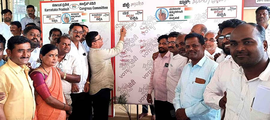 ಹಾನಗಲ್ನಲ್ಲಿ ಆಯೋಜಿಸಿದ ಸಹಿ ಸಂಗ್ರಹ ಅಭಿಯಾನಕ್ಕೆ ಶಾಸಕ ಶ್ರೀನಿವಾಸ ಮಾನೆ ಚಾಲನೆ ನೀಡಿದರು