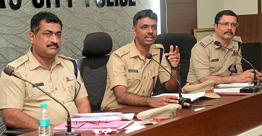 <div class="paragraphs"><p> ಡಿಸಿಆರ್ಇ ಎಸ್ಪಿ ಸೈಮನ್, ಡಿಸಿಪಿ ರವಿಶಂಕರ್ ಭಾಗವಹಿಸಿದ್ದರು : ಪ್ರಜಾವಾಣಿ ಚಿತ್ರ</p></div>