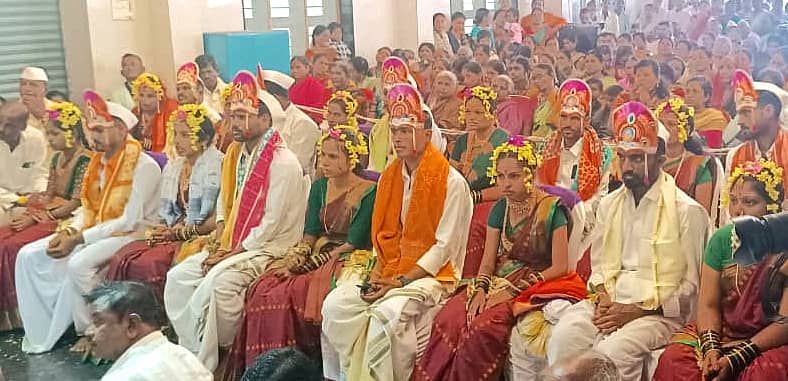 ಸೊರಟೂರ ಗ್ರಾಮದಲ್ಲಿ ಆದಿಶಕ್ತಿ ವಿವಿಧೋದ್ದೇಶಗಳ ಟ್ರಸ್ಟ್ ವತಿಯಿಂದ ನಡೆದ ಸರ್ವಧರ್ಮಗಳ ಉಚಿತ ಸಾಮೂಹಿಕ ವಿವಾಹದಲ್ಲಿ ಸಮಾರಂಭದಲ್ಲಿ 11 ಜೋಡಿಗಳ ವಿವಾಹ ನೇರವೇರಿತು