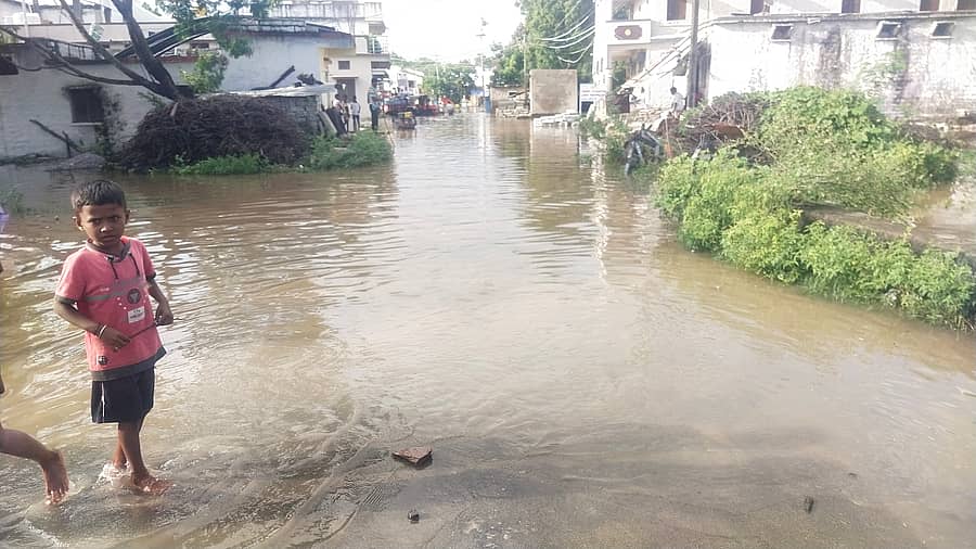 ಕೊಲ್ಲೂರು ಗ್ರಾಮದ ಕರಿಬಸಪ್ಪ ವೃತ್ತದ ರಸ್ತೆ ನೀರಲ್ಲಿ ಮುಳುಗಿರುವುದು 