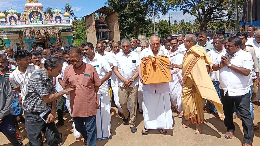 ಎಸ್. ಎಲ್. ಭೈರಪ್ಪ ಅವರ ಅವರ ಕಿರಿಯ ಪುತ್ರ ಉದಯಶಂಕರ್ ಅವರು ಮೈಸೂರಿನಿಂದ ಅವರ ತಂದಿದ್ದ ಚಿತಾಭಸ್ಮವನ್ನು ಗ್ರಾಮಸ್ಥರು ಹಾಗೂ ಶಾಸಕರು ಬರಮಾಡಿಕೊಂಡರು.