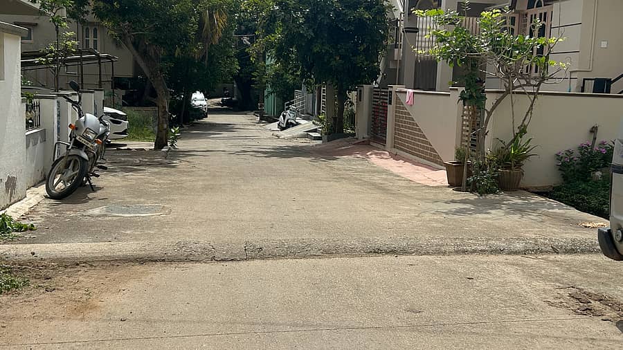 ಚಿತ್ರದುರ್ಗದ ಐಯುಡಿಪಿ ಬಡಾವಣೆ ರಸ್ತೆಯಲ್ಲಿ ಹಾಕಿರುವ ಕಾಂಕ್ರಿಟ್ ಉಬ್ಬು