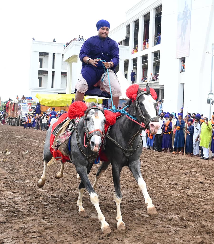 ಸಿಖ್ ಧರ್ಮದ ಯುವಕನೊಬ್ಬ ಜೋಡಿ ಕುದುರೆಗಳ ಮೇಲೆ ನಿಂತು, ಸವಾರಿ ಮಾಡಿ ಶೌರ್ಯ ಪ್ರದರ್ಶಿಸಿದ