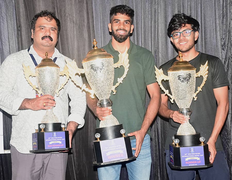 ರ‍್ಯಾಪಿಡ್ ಚೆಸ್‌ನ ಪ್ರಶಸ್ತಿ ಗೆದ್ದ ನಿತೀಶ್‌ ಬೇಳೂರ್‌ಕರ್ (ಮಧ್ಯ), ರನ್ನರ್ ಅಪ್ ಸಂಕೇತ್ ಚಕ್ರವರ್ತಿ (ಬಲ) ಮತ್ತು ಮೂರನೇ ಬಹುಮಾನ ಗಳಿಸಿದ ರತ್ನಾಕರನ್‌ 