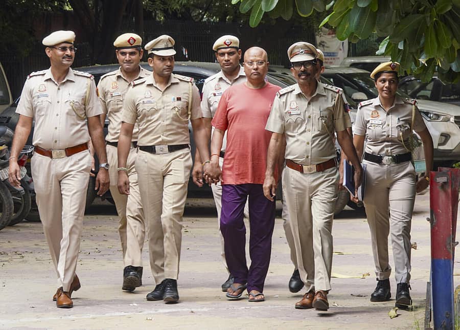 <div class="paragraphs"><p>ಚೈತನ್ಯಾನಂದ ಸರಸ್ವತಿಯನ್ನು ಬಂಧಿಸಿದ ಬಳಿಕ ಹೆಚ್ಚಿನ ವಿಚಾರಣೆಗಾಗಿ ದೆಹಲಿಯ ವಸಂತ್ ಕುಂಜ್ ಪೊಲೀಸ್ ಠಾಣೆಗೆ ಕರೆತಂದ ಪೊಲೀಸರು</p></div>