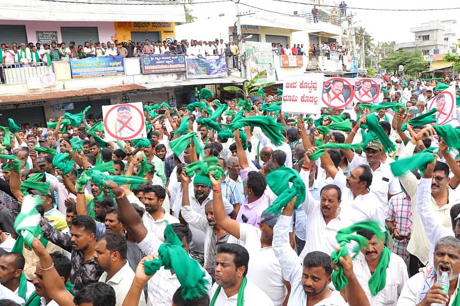 ರಾಮನಗರ ತಾಲ್ಲೂಕಿನ ಬಿಡದಿಯಲ್ಲಿ ಗ್ರೇಟರ್ ಬೆಂಗಳೂರು ಸಮಗ್ರ ಉಪನಗರ (ಜಿಬಿಐಟಿ) ಯೋಜನೆ ವಿರೋಧಿಸಿ ಭೈರಮಂಗಲದಲ್ಲಿ ಭಾನುವಾರ ಜೆಡಿಎಸ್ ಹಮ್ಮಿಕೊಂಡಿದ್ದ ಪ್ರತಿಭಟನಾ ಸಭೆಯಲ್ಲಿ ಭಾಗವಹಿಸಿದ್ದ ರೈತರು ಹಾಗೂ ಪಕ್ಷದ ಕಾರ್ಯಕರ್ತರು 