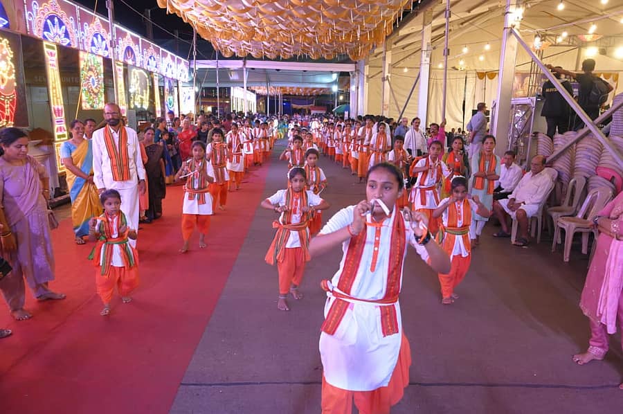 ಉಚ್ಚಿಲ ಶ್ರೀ ಮಹಾಲಕ್ಷ್ಮಿ ದೇವಸ್ಥಾನದಲ್ಲಿ ಭಾನುವಾರ ಏಕಕಾಲದಲ್ಲಿ ಸಾಮೂಹಿಕ ಕುಣಿತ ಭಜನೆ ನಡೆಯಿತು