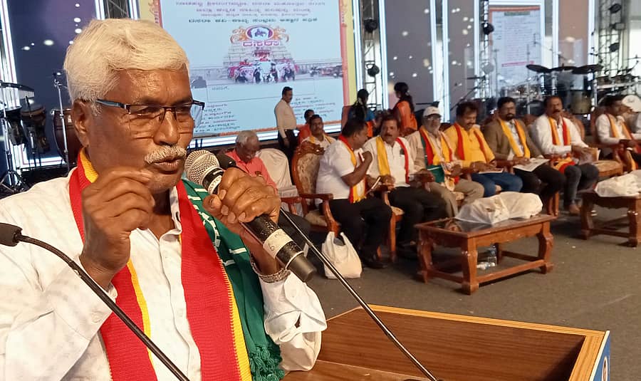 ಶ್ರೀರಂಗಪಟ್ಟಣದ ದಸರಾ ಉತ್ಸವದಲ್ಲಿ ಭಾನುವಾರ ನಡೆದ ‘ಮಂಡ್ಯ ಜಿಲ್ಲೆಯ ಸಕ್ಕರೆ ಕಾರ್ಖಾನೆಗಳ ಸ್ಥಿತಿ ಗತಿ ಮತ್ತು ರೈತರ ಸಂಕಷ್ಟಗಳು’ ಕುರಿತು ರೈತ ಸಂಘದ ಜಿಲ್ಲಾ ಘಟಕದ ಅಧ್ಯಕ್ಷ ಎ.ಎಲ್‌. ಕೆಂಪೂಗೌಡ ವಿಷಯ ಮಂಡಿಸಿದರು