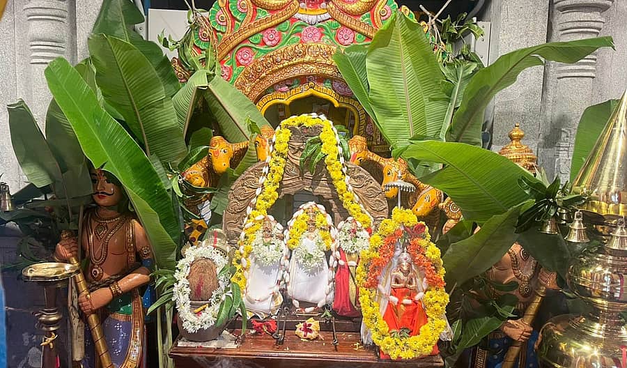 ಮರಿಯಮ್ಮನಹಳ್ಳಿಯ ಲಕ್ಷ್ಮಿನಾರಾಯಣಸ್ವಾಮಿ ಹಾಗೂ ಆಂಜನೇಯಸ್ವಾಮಿ ದೇವಸ್ಥಾನದಲ್ಲಿ ದಸರಾ ಹಬ್ಬದ ಅಂಗವಾಗಿ ಘಟಸ್ಥಾಪನೆ ಮಾಡಿರುವ ದೃಶ್ಯ.