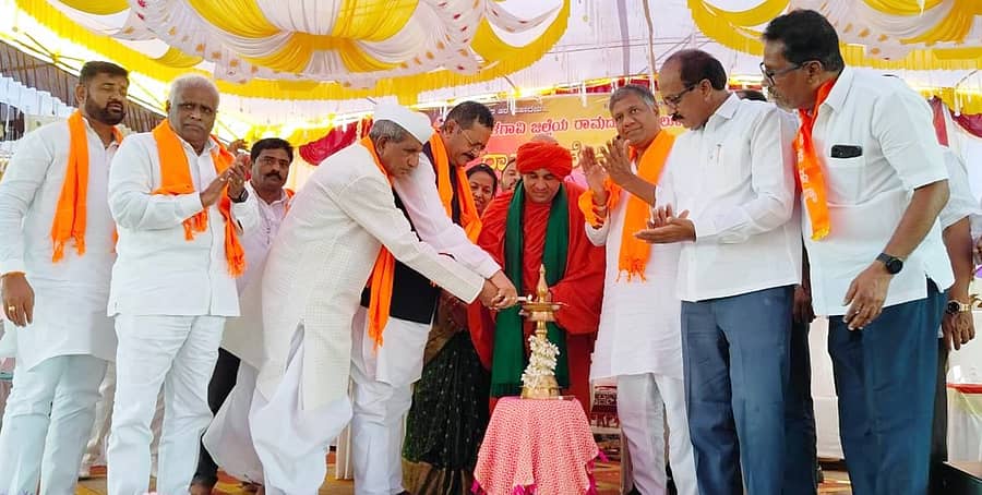 ರಾಮದುರ್ಗ ತಾಲ್ಲೂಕಿನ ಕುನ್ನಾಳ ಗ್ರಾಮದಲ್ಲಿ ಭಾನುವಾರ ಚನ್ನಮ್ಮನ ಅಶ್ವಾರೂಢ ಮೂರ್ತಿ ಲೋಕಾರ್ಪಣೆ ಸಮಾರಂಭವನ್ನು ವಿಜಯಪುರ ಶಾಸಕ ಬಸನಗೌಡ ಪಾಟೀಲ ಯತ್ನಾಳ ಉದ್ಘಾಟಿಸಿದರು