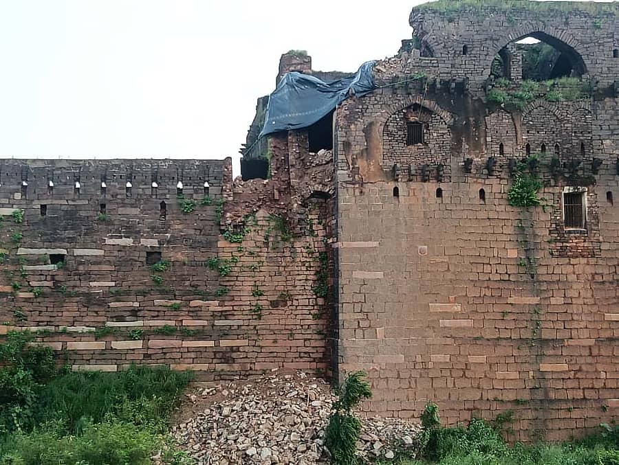 ಬೀದರ್‌ನ ಬಹಮನಿ ಕೋಟೆಯ ‘ಗಗನ್‌ ಮಹಲ್‌’ ಸ್ಮಾರಕದ ಗೋಡೆ ಬಿದ್ದಿದ್ದು, ಅದರ ಮೇಲೆ ಪ್ಲಾಸ್ಟಿಕ್‌ ಹೊದಿಕೆ ಹಾಕಲಾಗಿದೆ