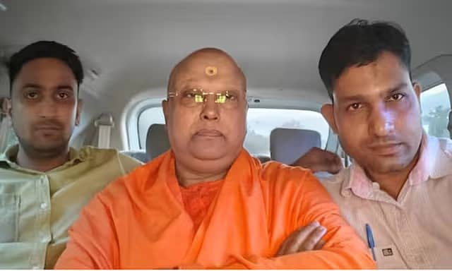 <div class="paragraphs"><p>ಉತ್ತರ ಪ್ರದೇಶದಲ್ಲಿ ಆಗ್ರಾದಲ್ಲಿ&nbsp;ಚೈತನ್ಯಾನಂದ ಸರಸ್ವತಿಯನ್ನು ದೆಹಲಿ ಪೊಲೀಸರು ಬಂಧಿಸಿದರು</p></div>