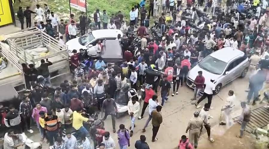 ಹಾಸನದ ಉದಯಗಿರಿಯ ಬಟ್ಟೆ ಅಂಗಡಿಯ ಎದುರು ಸೇರಿದ್ದ ಜನರನ್ನು ಪೊಲೀಸರು ಚದುರಿಸಿದರು