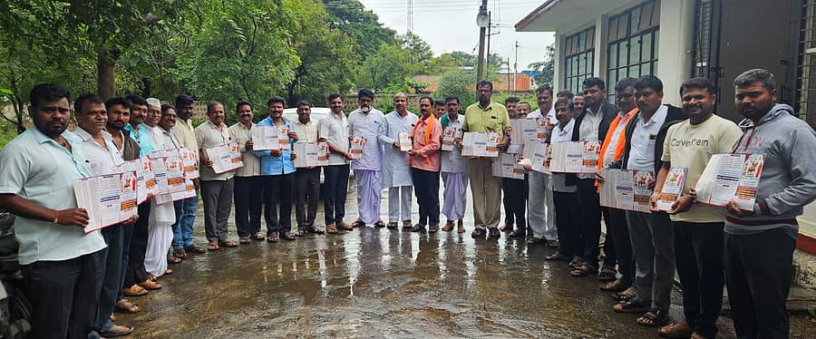 ಮಹಾಲಿಂಗಪುರ ಸಮೀಪದ ಮದಭಾವಿಯಲ್ಲಿ ಕಾರ್ಯಕ್ರಮದ ಪ್ರಚಾರ ಸಾಮಗ್ರಿಯನ್ನು ಪಂಚಮಸಾಲಿ ಸಮಾಜದ ಮುಖಂಡರು ಬಿಡುಗಡೆ ಮಾಡಿದರು