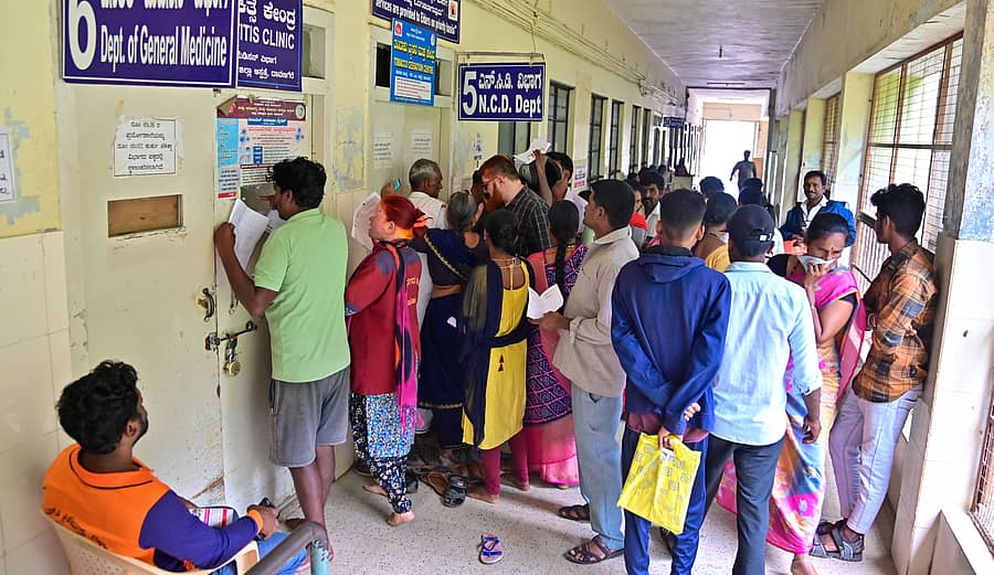 ದಾವಣಗೆರೆಯ ಚಿಗಟೇರಿ ಜಿಲ್ಲಾ ಆಸ್ಪತ್ರೆಯ ಜನರಲ್‌ ಮೆಡಿಸಿನ್‌ ವಿಭಾಗದ ಕೊಠಡಿಯ ಮುಂದೆ ಚಿಕಿತ್ಸೆಗಾಗಿ ಕಾದು ನಿಂತಿದ್ದ ರೋಗಿಗಳು  ಪ್ರಜಾವಾಣಿ ಚಿತ್ರ: ಸತೀಶ್ ಬಡಿಗೇರ
