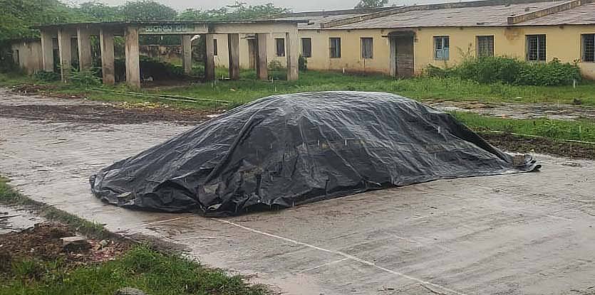 ಮುಳಗುಂದ ಗೆಜ್ಜೆಶೇಂಗಾ ರಕ್ಷಣೆಗೆ ರೈತರು ತಾಡಪತ್ರಿ ಹಾಕಿರುವುದು.