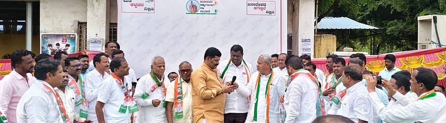 ಕೊಪ್ಪಳದಲ್ಲಿ ಭಾನುವಾರ ನಡೆದ ಸಹಿಸಂಗ್ರಹ ಅಭಿಯಾನದಲ್ಲಿ ಜಿಲ್ಲಾ ಉಸ್ತುವಾರಿ ಸಚಿವ ಶಿವರಾಜ ತಂಗಡಗಿ, ಶಾಸಕ ರಾಘವೇಂದ್ರ ಹಿಟ್ನಾಳ, ಪಕ್ಷದ ಜಿಲ್ಲಾಧ್ಯಕ್ಷ ಅಮರೇಗೌಡ ಬಯ್ಯಾಪುರ ಹಾಗೂ ಇತರರು ಪಾಲ್ಗೊಂಡಿದ್ದರು