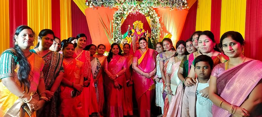 ಸೇಡಂ ಪಟ್ಟಣದಲ್ಲಿ ಭಾನುವಾರ ನಡೆದ 31 ನೇ ದಸರಾ ಉತ್ಸವದ ಗರ್ಬಾ ನೃತ್ಯ ಕಾರ್ಯಕ್ರಮವನ್ನು ಅಂಬಾಭವಾನಿ ಗೆ ಪೂಜೆ ಸಲ್ಲಿಸಿ ಉದ್ಘಾಟಿಸಲಾಯಿತು