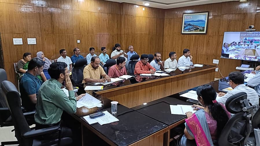 <div class="paragraphs"><p>ರಾಯಚೂರು: ಮಳೆ– ಜಿಲ್ಲಾಧಿಕಾರಿಯಿಂದ ತುರ್ತುಸಭೆ, ವಿಡಿಯೊ ಸಂವಾದ</p></div>