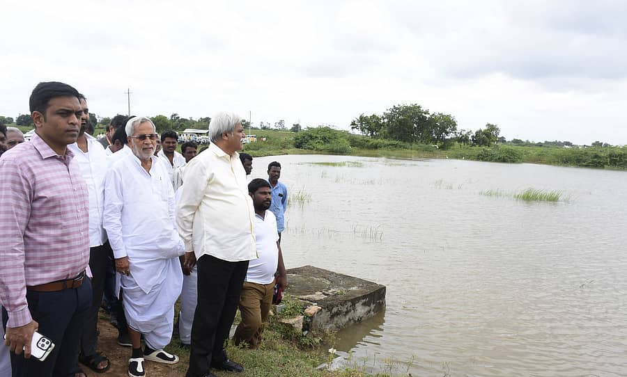 ಯಾದಗಿಯಲ್ಲಿ ಭಾನುವಾರ ಜಿಲ್ಲಾ ಉಸ್ತುವಾರಿ ಸಚಿವ ಶರಣಬಸಪ್ಪ ದರ್ಶನಾಪುರ ಅವರು ಪ್ರವಾಹ ಪೀಡಿತ ಪ್ರದೇಶಕ್ಕೆ ಭೇಟಿ ನೀಡಿದರು. ಈ ವೇಳೆ ಶಾಸಕ ಚನ್ನಾರೆಡ್ಡಿ ಪಾಟೀಲ ತುನ್ನೂರು, ಜಿಲ್ಲಾಧಿಕಾರಿ ಹರ್ಷಲ್ ಭೋಯರ್ ಉಪಸ್ಥಿತರಿದ್ದರು